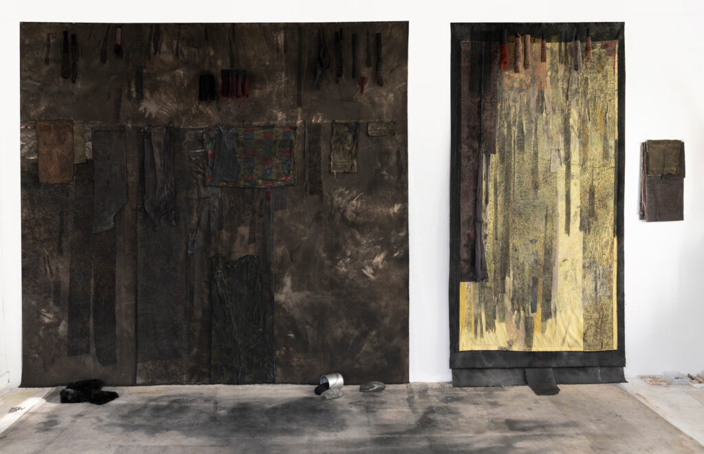 Overlyssalen, Kunstnerforbundet i Oslo Feb/ Mars 2025. Verk til venstre: Endurance, 282 cm x 270 cm Verk til høyre: Betrayal 1, 128 cm x 270 cm og Betrayal 2, 31,5 cm x 60 cm Foto: Øystein Thorvaldsen