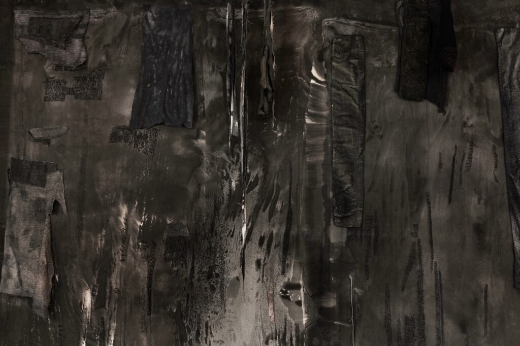 Series: From Dust to Dawn. Utsnitt. Title: Precipice 2, 700 cm x 270 cm, stilt ut i Overlyssalen i Kunstnerforbundet i Oslo februar/Mars 2025 Foto: Øystein Thorvaldsen