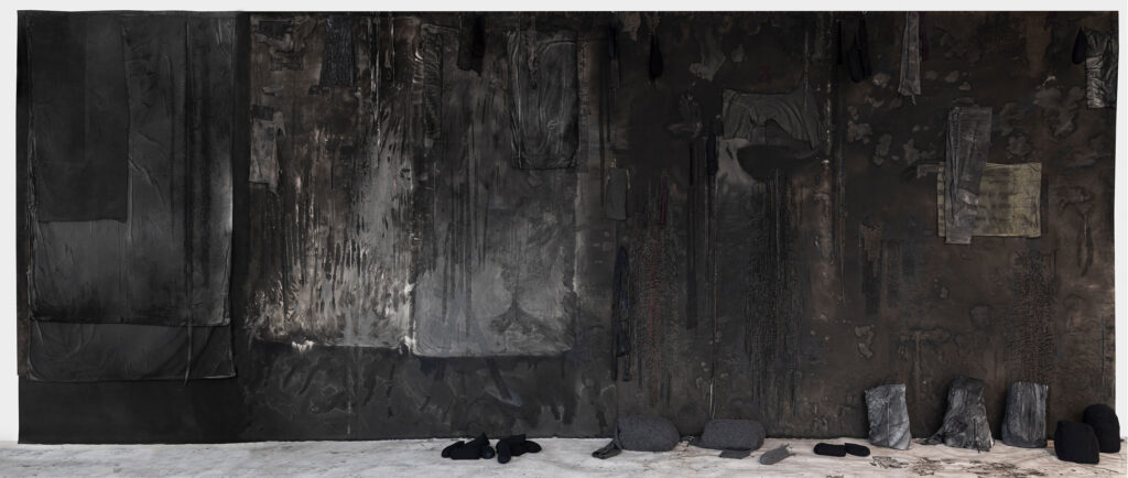 Series: From Dust to Dawn. Title: Precipice 2, 700 cm x 270 cm, stilt ut i Overlyssalen i Kunstnerforbundet i Oslo februar/Mars 2025 Foto: Øystein Thorvaldsen