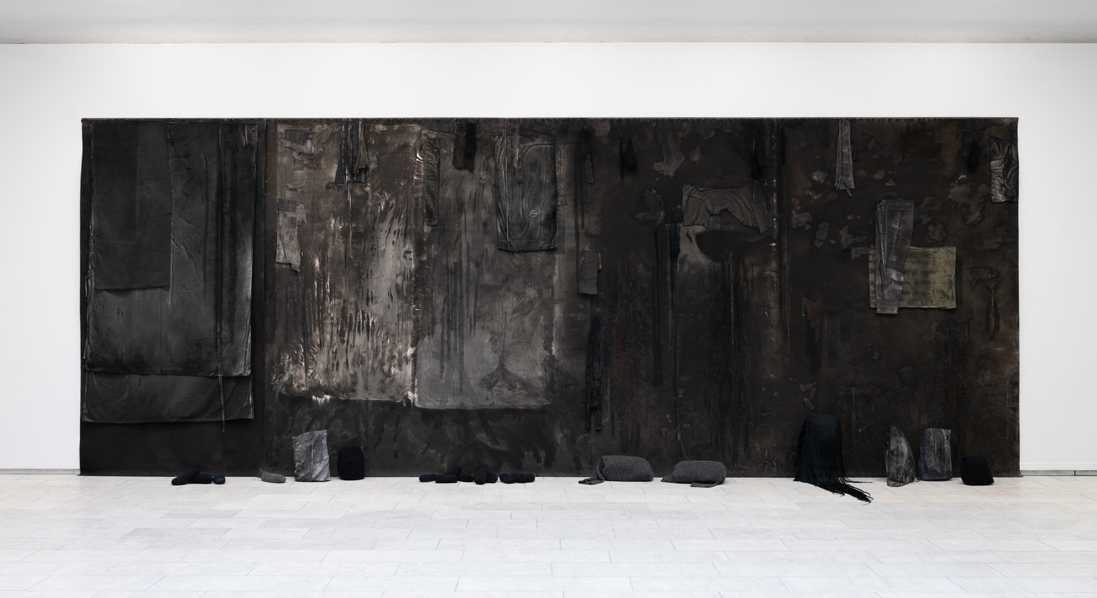 Kunstnerforbundet, Overlyssalen, Mars 2025. Verk: Precipice 2, 700cm x 270cm Foto:Thomas Tveter