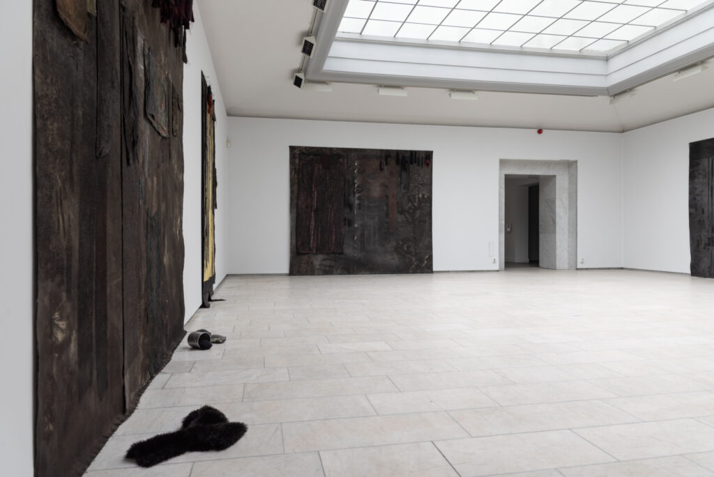 Overlyssalen, Kunstnerforbundet i Oslo Feb/ Mars 2025. Verk: The Bell String, hengende 210 cm x 270 cm Foto: Thomas Tveter