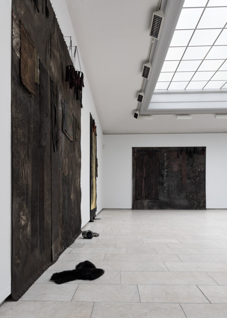 Overlyssalen, Kunstnerforbundet i Oslo Feb/ Mars 2025. Verk: The Bell String, hengende 210 cm x 270 cm Foto: Thomas Tveter
