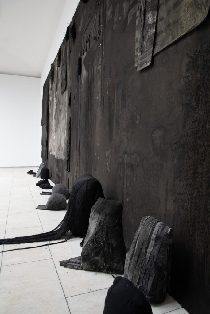Kunstnerforbundet, Overlyssalen, Mars 2025. Verk: Precipice 2, 700cm x 270cm Foto: Thomas Tveter