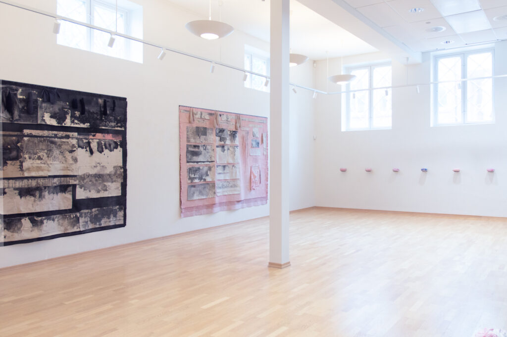 Moss Kunstforening, Dawn, It Elucidates 10/5-8/6 2025, Sort Verk: Confution 269 cm x 200 cm, Rosa verk: Delution 270 cm x 200cm Foto: Øystein Thorvaldsen