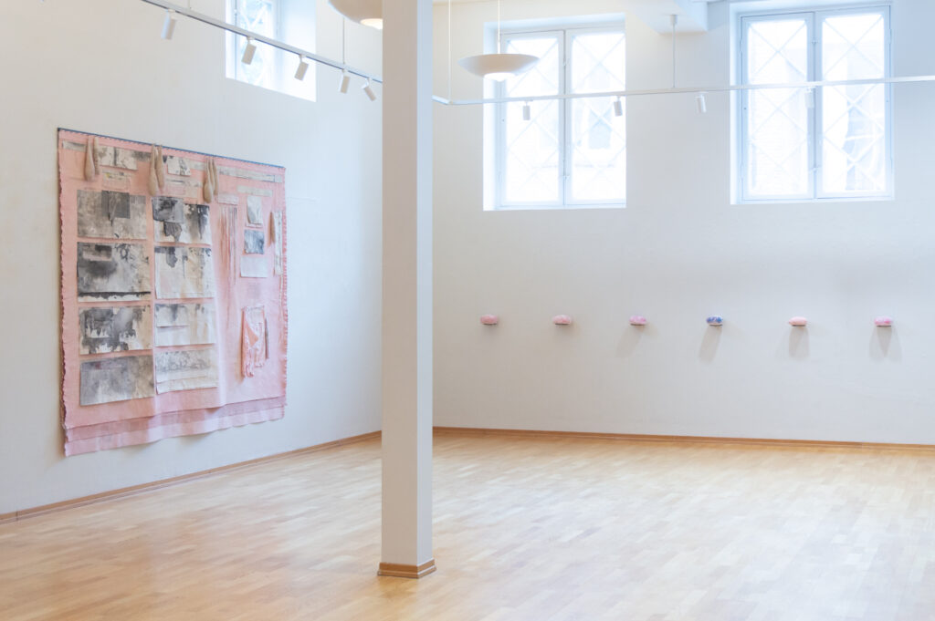 Moss Kunstforening, Dawn, It Elucidates 10/5-8/6 2025, Sort Verk: Confution 269 cm x 200 cm, Rosa verk: Delution 270 cm x 200cm Foto: Øystein Thorvaldsen