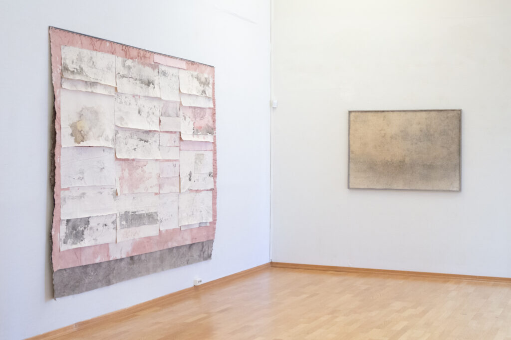 Moss Kunstforening, Dawn, It Elucidates 10/5-8/6 2025, Verk venstre: Glittering on the Sea 272 cm x 180 cm, Verk høyre Vanish 87 cm x 124 cm Foto: Eirik Rønneberg