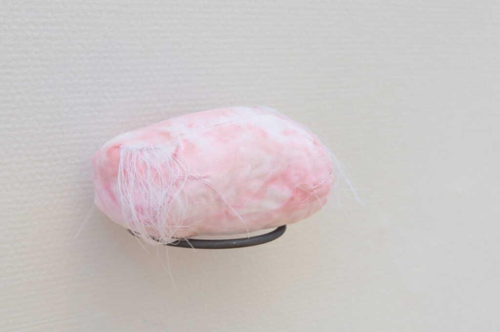 Moss Kunstforening, Dawn, It Elucidates 10/5-8/6 2025, Veggobjekt; Humiliated Foto: Eirik Rønneberg