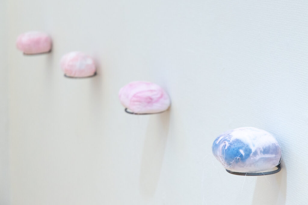 Moss Kunstforening, Dawn, It Elucidates 10/5-8/6 2025, Veggobjekter Foto: Eirik Rønneberg