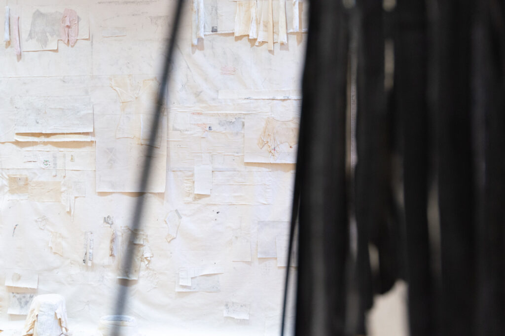Moss Kunstforening, It Elucidates 10/5-8/6 2025, Bak: Aftermath 2, Foran: Altar of Shame Foto: Eirik Rønneberg