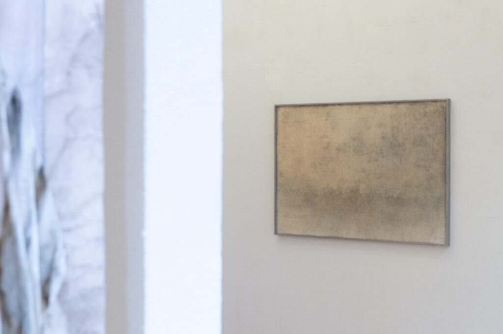 Moss Kunstforening, Dawn, It Elucidates 10/5-8/6 2025, Verk: Vanish 87 cm x 124 cm Foto: Eirik Rønneberg