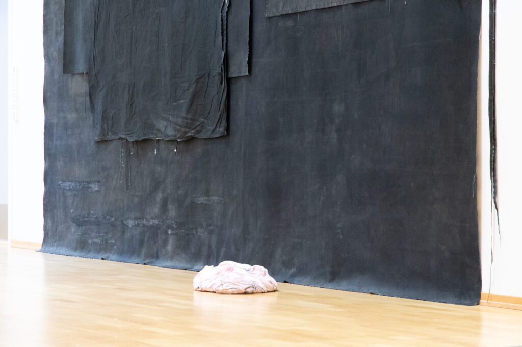 Moss Kunstforening, Dawn, It Elucidates 10/5-8/6 2025, Verk: Precipice 2, 477 cm x 270 cm Foto: Eirik Rønneberg