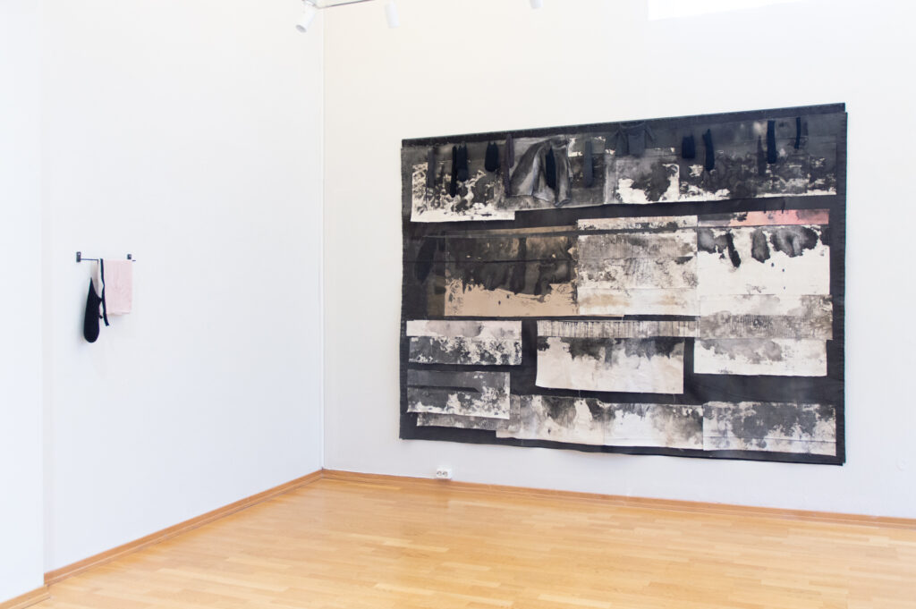 Moss Kunstforening, Dawn, It Elucidates 10/5-8/6 2025, Verk: Confution 269 cm x 200 cm, Veggobjekt: Unravel Foto: Øystein Thorvaldsen