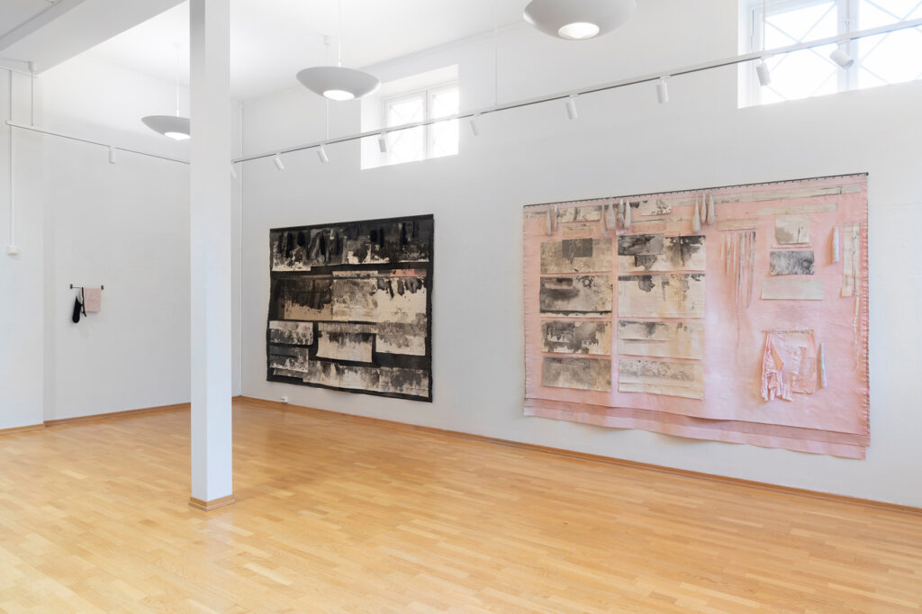 Moss Kunstforening, Dawn, It Elucidates 10/5-8/6 2025, Verk: Sort: Confution 269 cm x 200 cm, Rosa: Delution 270 cm x 200 cm Foto: Øystein Thorvaldsen