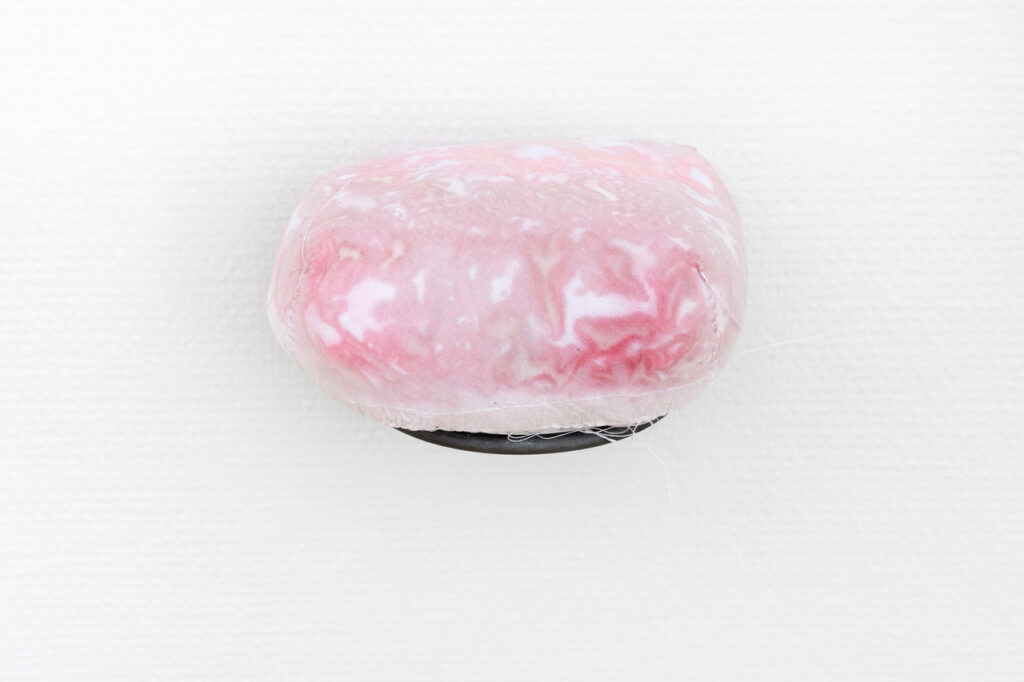 Moss Kunstforening, Dawn, It Elucidates 10/5-8/6 2025, Veggobjekt: Hurt Foto: Øystein Thorvaldsen