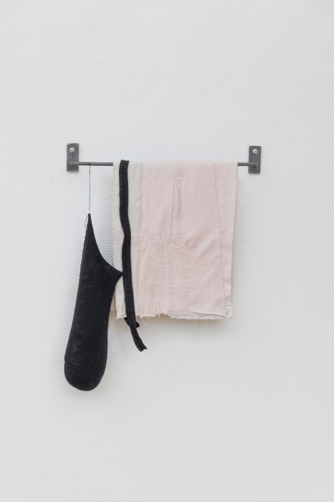 Moss Kunstforening, Dawn, It Elucidates 10/5-8/6 2025, Verk: Sort: Veggobjekt: Unravel Foto: Øystein Thorvaldsen