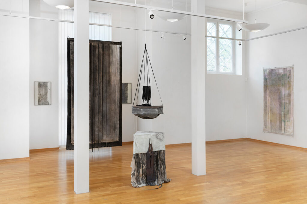 Moss Kunstforening, Dawn, It Elucidates 10/5-8/6 2025, Altar of Shame Foto: Øystein Thorvaldsen