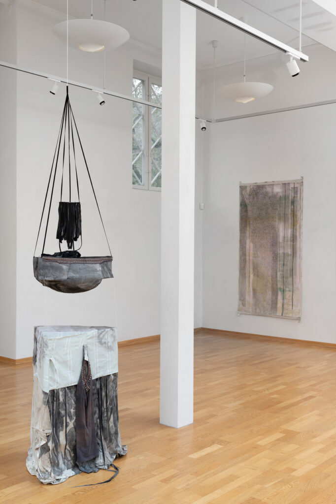 Moss Kunstforening, It Elucidates 10/5-8/6 2025, Bak: Poison 184 cm x 103 cm, Foran: Altar of Shame Foto: Øystein Thorvaldsen