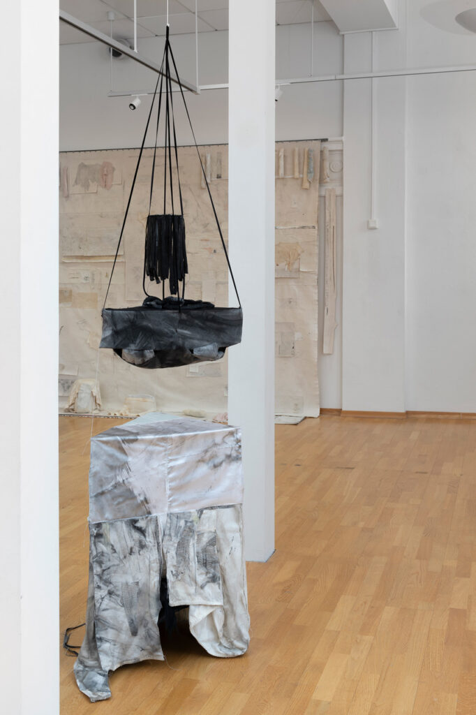 Moss Kunstforening, Dawn, It Elucidates 10/5-8/6 2025, I bakgrunnen, Aftermath 2, 275 cm x 270 cm, I forgrunnen, Altar of Shame Foto: Øystein Thorvaldsen