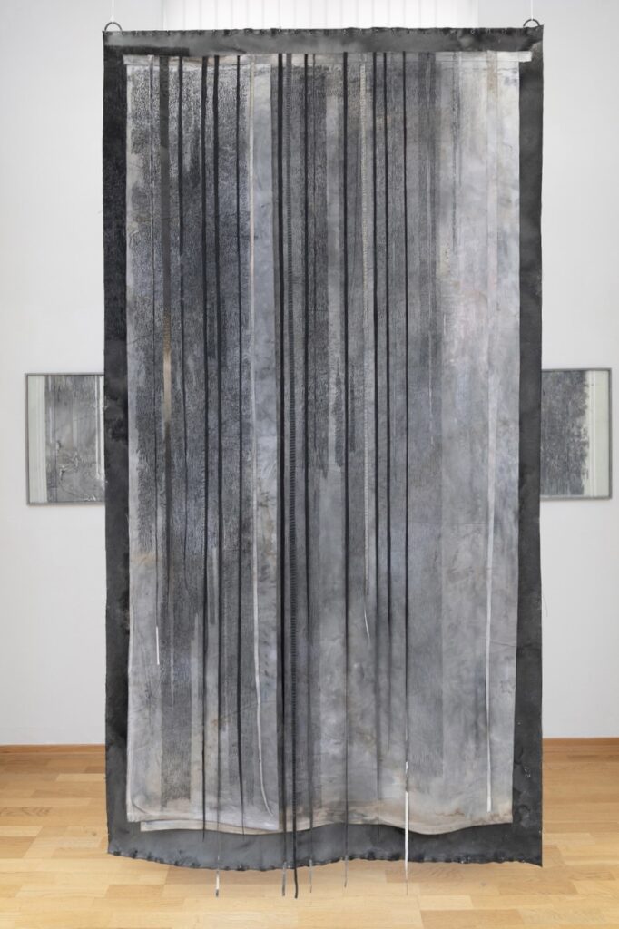 Moss Kunstforening, Dawn, It Elucidates 10/5-8/6 2025, Behind the Altar 269 cm x 138 cm Foto: Øystein Thorvaldsen