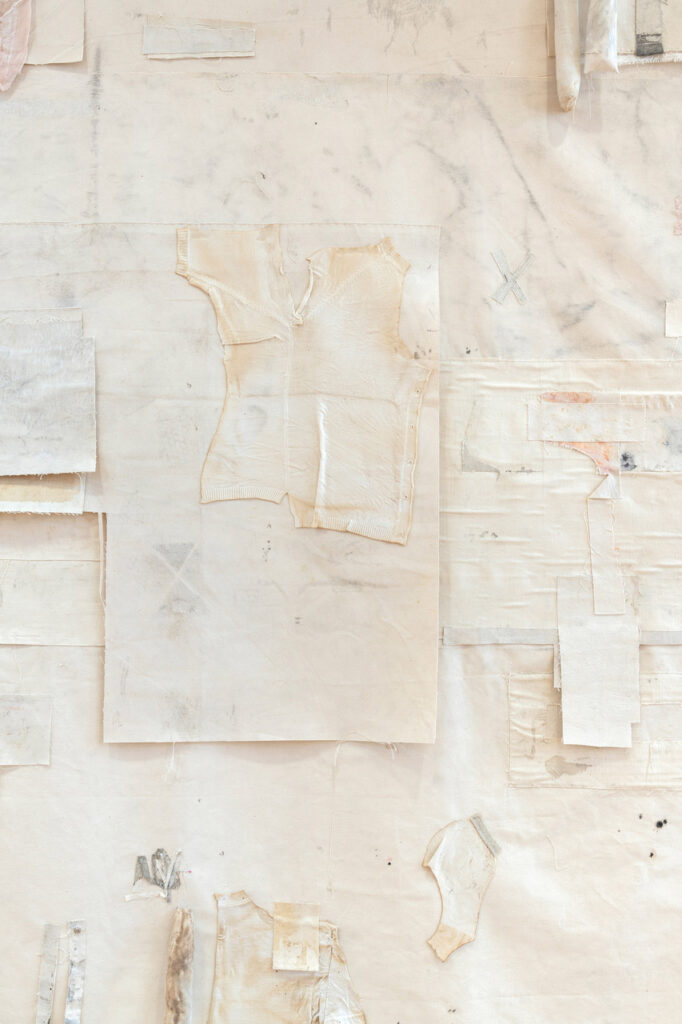 Moss Kunstforening, dawn, It Elucidates 10/5-8/6 2025, Aftermath 2 275 cm x 270 cm, utsnitt Foto: Øystein Thorvaldsen