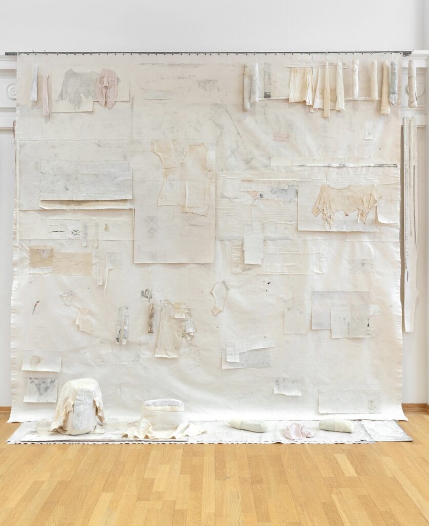 Moss Kunstforening, Dawn, It Elucidates 10/5-8/6 2025, Aftermath 2 275 cm x 270 cm Foto: Øystein Thorvaldsen