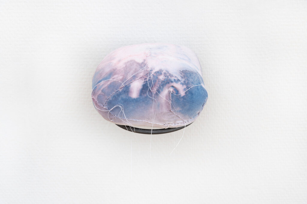 Moss Kunstforening, Dawn, It Elucidates 10/5-8/6 2025, Veggobjekt: Fear Foto: Øystein Thorvaldsen