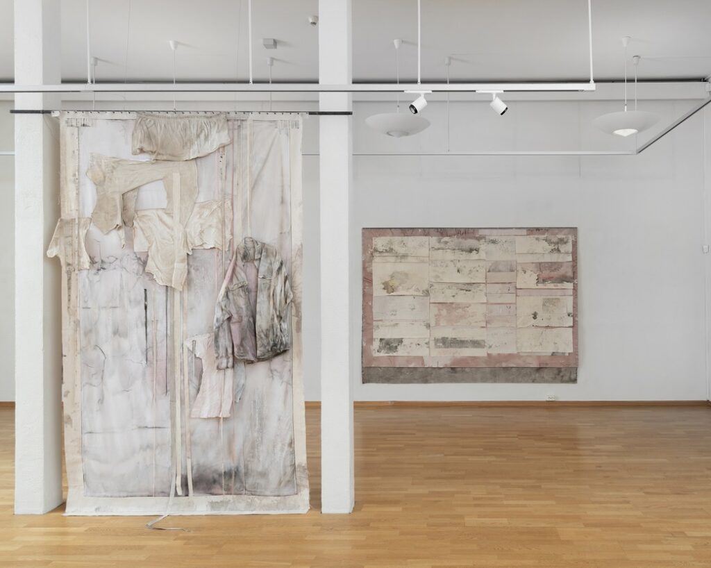 Moss Kunstforening, 10/5-8/6 2025, Verk bak: Glittering on the Sea 272 cm x 180 cm Foto: Øystein Thorvaldsen