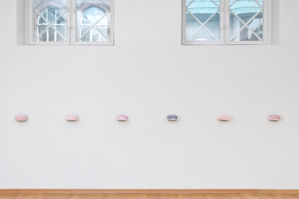 Moss Kunstforening, Dawn, It Elucidates 10/5-8/6 2025, Veggobjekter: Fra venstre mot høyre; Grieg, Humiliated, Proud, Fear, Ashamed, Hurt Foto: Øystein Thorvaldsen