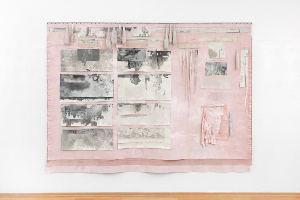 Moss Kunstforening, Dawn, It Elucidates 10/5-8/6 2025, Rosa verk: Delution 270 cm x 200cm Foto: Øystein Thorvaldsen