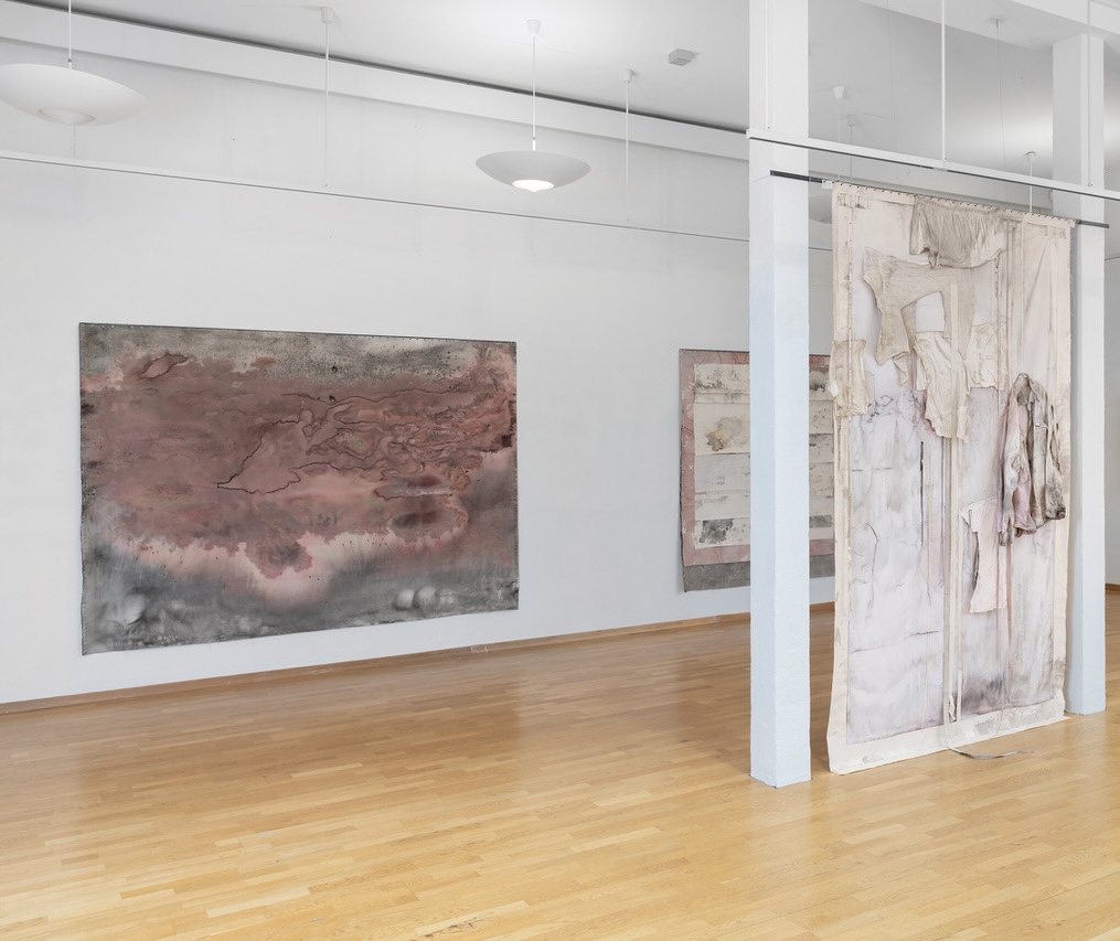 Moss Kunstforening, Dawn, It Elucidates 10/5-8/6 2025, Verk bak: Glittering on the Sea 1 og 2, 272 cm x 180 cm, Verk i front: The Butterfly Effect 264 cm x180 cm Foto: Øystein Thorvaldsen