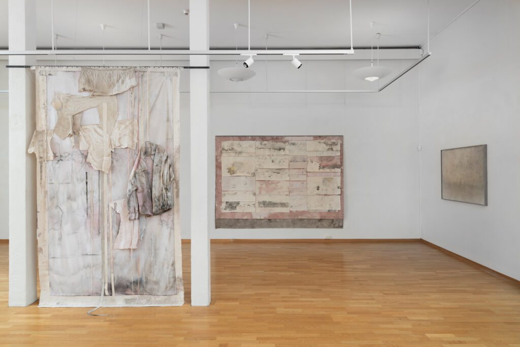 Glittering on the Sea 1 og 2 i bakgrunnen. I front: The Butterfly Effect 264 cm x 180 cm. Utstilling/ serie: Dawn, It Elucidates. Moss Kunstforening, separatutstilling 10/5-7/6 2025 Foto: Øystein Thorvaldsen