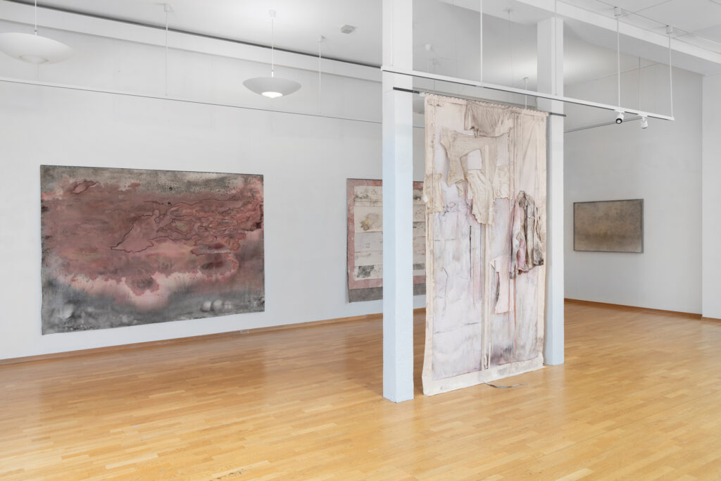 Glittering on the Sea 1 og 2 i bakgrunnen, front: The Butterfly Effect. Utstilling: Dawn, It Elucidates. Moss Kunstforening, separatutstilling 10/5-7/6 2025 Foto: Øystein Thorvaldsen