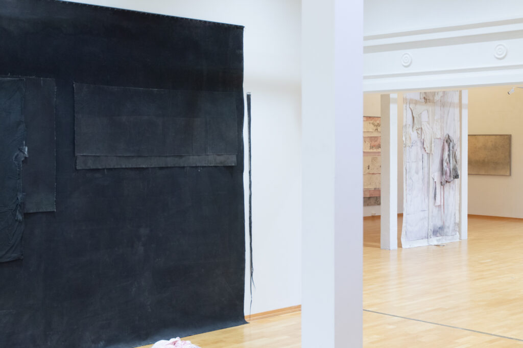 Precipice 1, 477 cm x 270 cm, utsnitt, i bakgrunnen: The Butterfly Effect 264 cm x 180 cm. Utstilling/ serie: Dawn, It Elucidates. Moss Kunstforening, separatutstilling 10/5-7/6 2025 Foto: Øystein Thorvaldsen