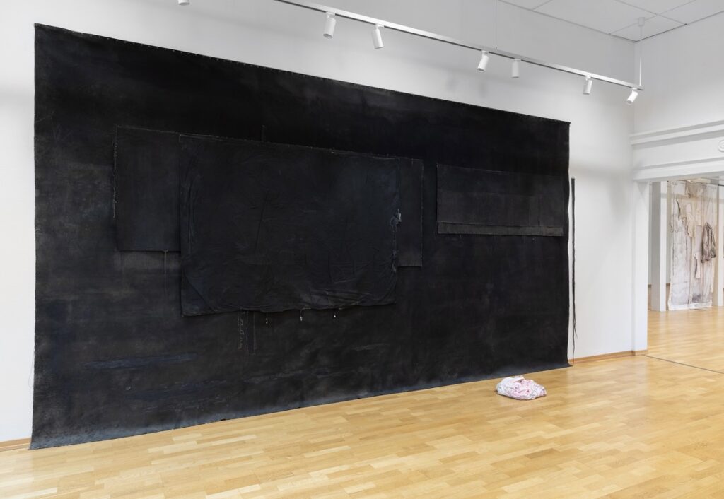 Precipice 1, 477 cm x 270 cm, i bakgrunnen: The Butterfly Effect 264 cm x 180 cm. Utstilling/ serie: Dawn, It Elucidates. Moss Kunstforening, separatutstilling 10/5-7/6 2025 Foto: Øystein Thorvaldsen