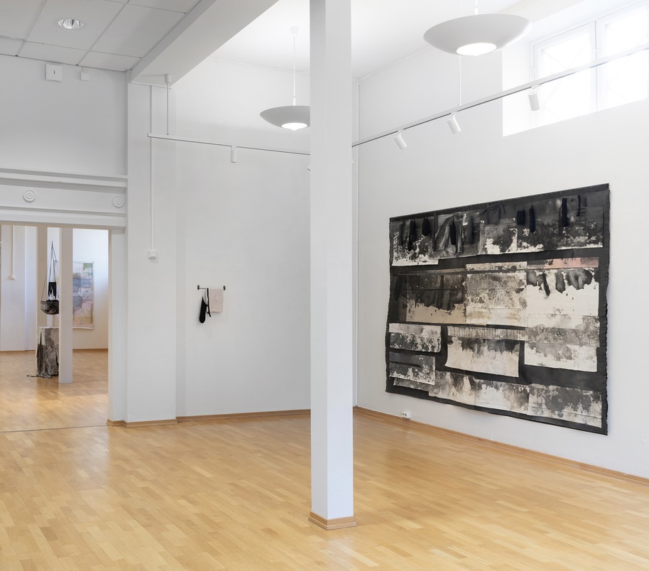 Moss Kunstforening, Dawn, It Elucidates 10/5-8/6 2025, Sort Verk: Confution 269 cm x 200 cm, Rosa veggobjekt: Unravel Foto: Øystein Thorvaldsen