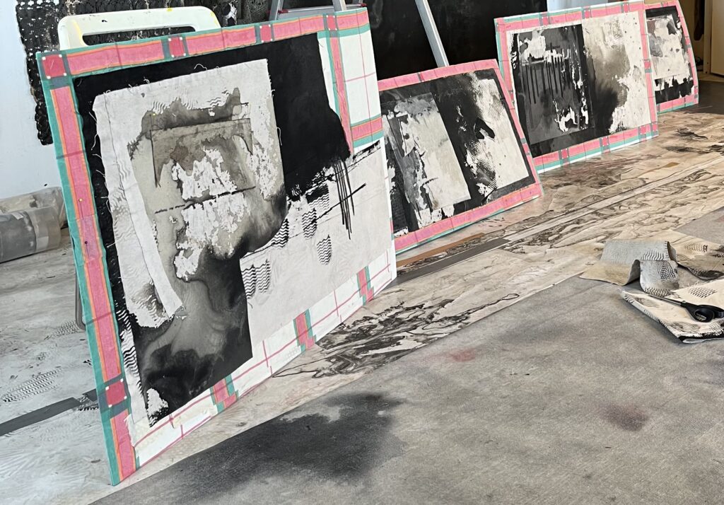 Endeløs Vandring, Serie av arbeider, tegnet på gamle putevar. Vises i Kasematt,Bentsegata 25, Sagene Oslo 20/11- 2025 til 14/ 12- 2025