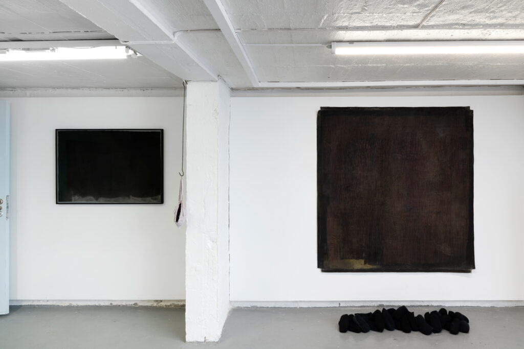 Serie: Arvestoff 2, Verk venstre: Bak Gardinen 70,3 cm x 98,3 cm. verk høyre: Svarte Natten 145 cm x 145 cm. Vises på galleri Kasematt, Sagene.