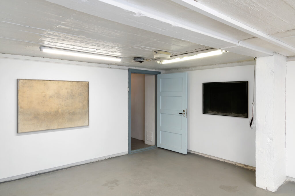 Serie: Arvestoff 2, Verk venstre: Uklare Minner 87 x 124 cm. Verk til høyre: Bak Gardinen 70,3 cm x 98,3 cm. Vises på galleri Kasematt, Sagene.