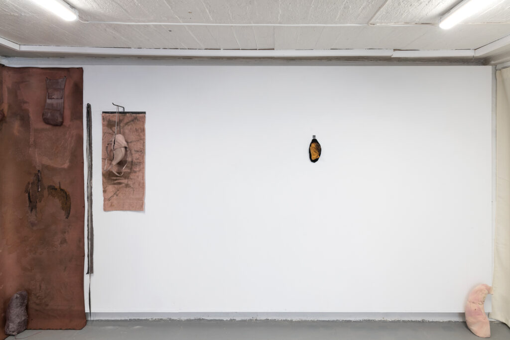 Serie: Arvestoff 2, Verk til venstre: med Armene på Innsiden h.200 cm x b.500cm. Verk til høyre: Det som er igjen ( lite brent objekt).Vises på galleri Kasematt, Sagene.