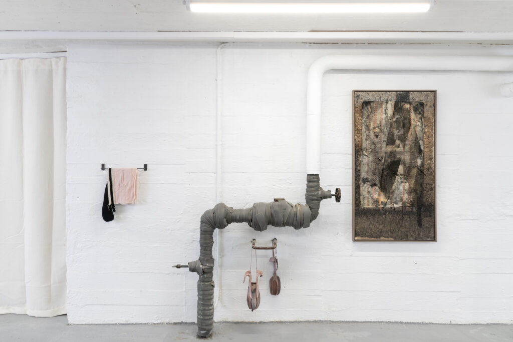 Serie: Arvestoff 2, Verk til venstre: Det Rakner. Verk i midten: Skyggeminner 63 cm x 110 cm. Verk Under: Arv 3 og 4. Vises på galleri Kasematt, Sagene.