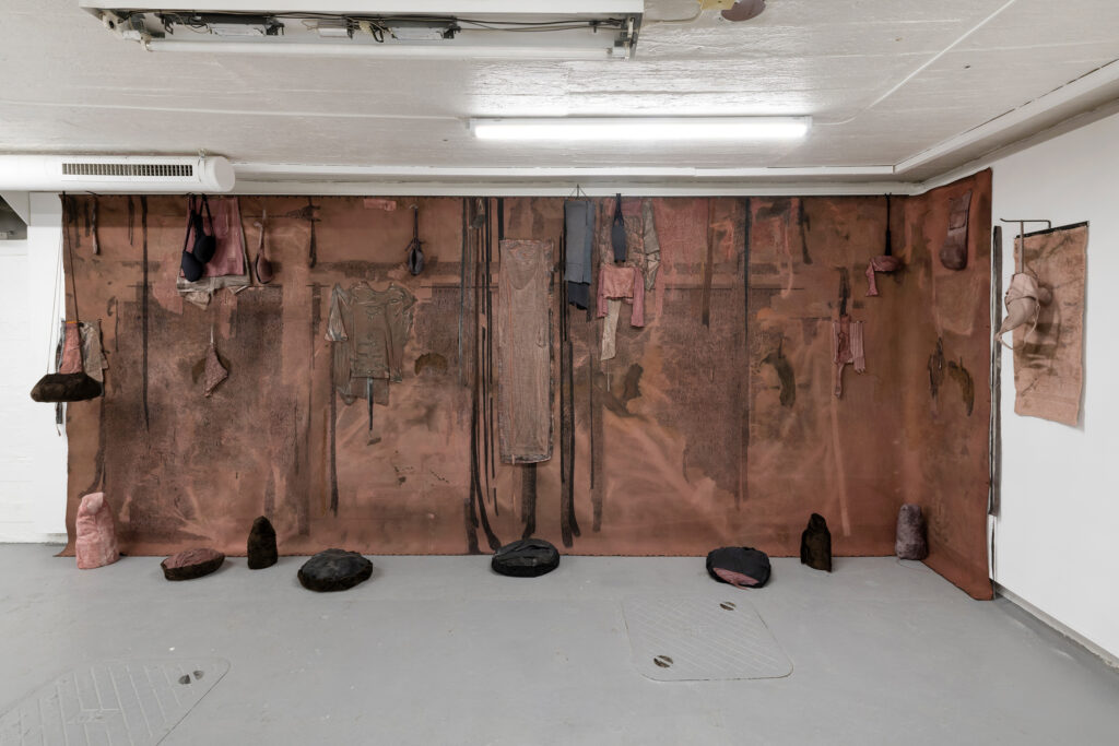 Serie: Arvestoff 2, Verk: med Armene på Innsiden h.200cm x b. 500cm. Vises på galleri kasematt, Sagene.