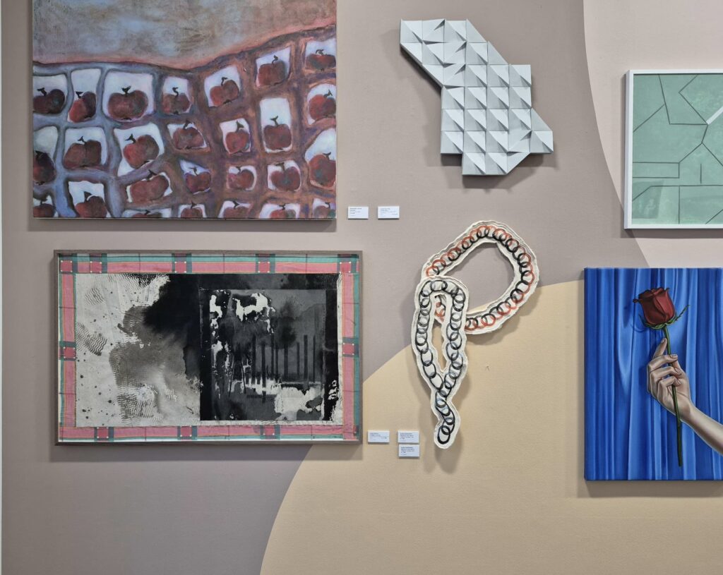 Kunstnerforbundet i Oslo, juleutstillingen 2025. mitt arbeid: Endeløs Vandring 4, collage, kulltegning på putevar.