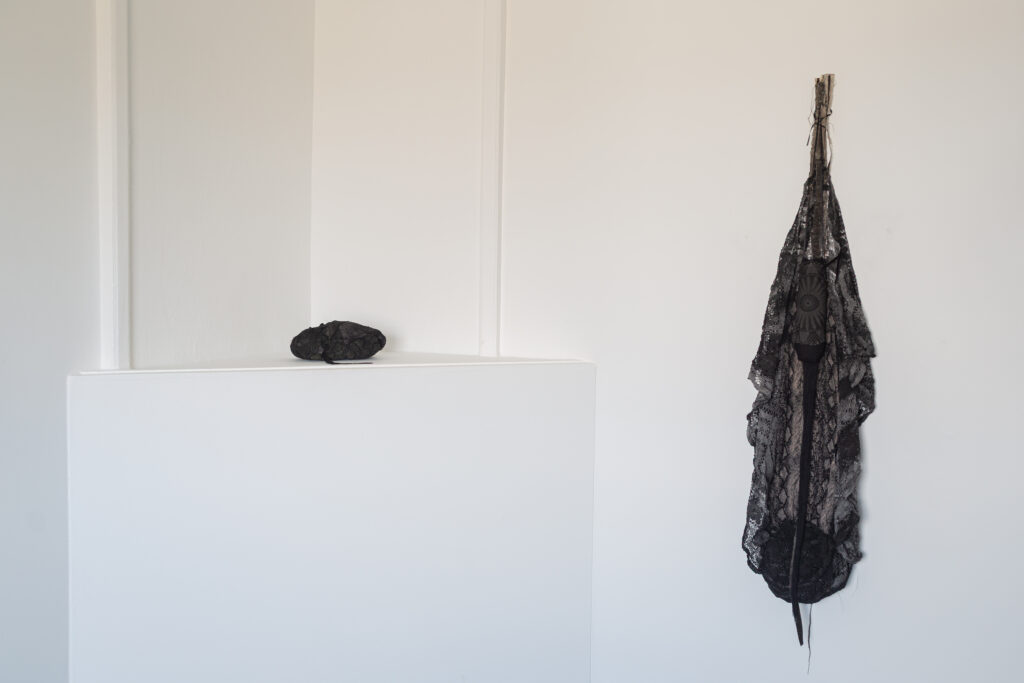 Utstilling; I Utkanten, Kunstpunkt Lista, Agder Kunstsenter 28/2-2026 Verk venstre: Det Usagte 2 h 5 cm x b 26 cm x d 8 cm. Verk høyre: Sorg h 142 cm x b 35 cm
