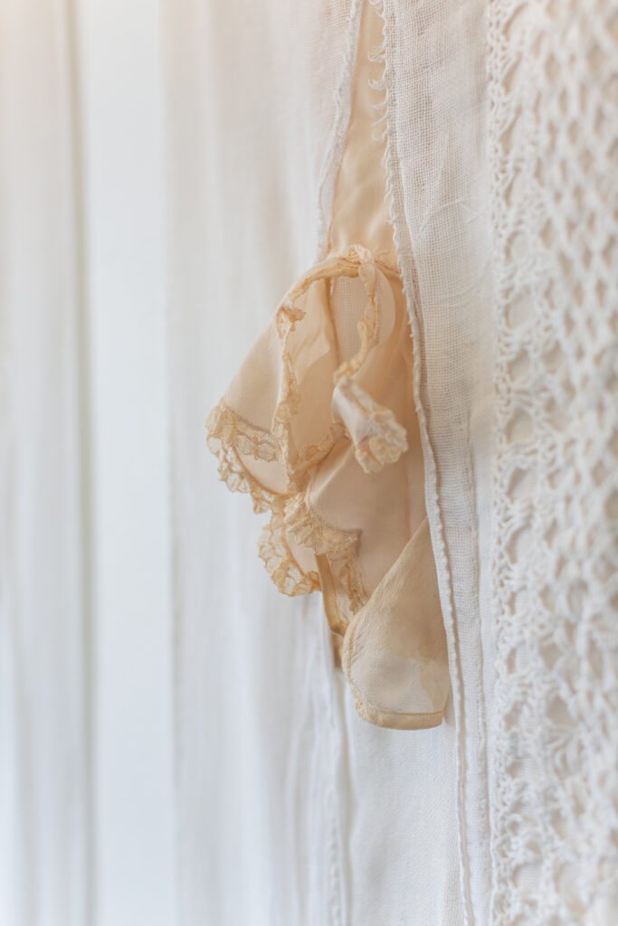 I Utkanten, Uskyld 2 180 cm x 38 cm, detalj, Agder Kunstsenter, Kunstpunkt Lista 2026. Foto: Lise Frånsådal