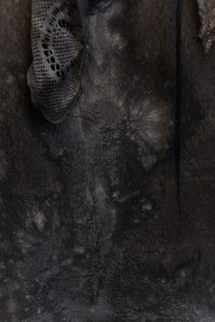 I Utkanten, Fallen Engel h 250 cm x b 78 cm, Detalj. Agder Kunstsenter, Kunstpunkt Lista. Foto: Lise Frånsådal