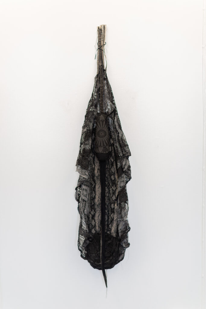 Utstilling; I Utkanten, Kunstpunkt Lista, Agder Kunstsenter 28/2-2026 Verk: Sorg h 142 cm x b 35 cm