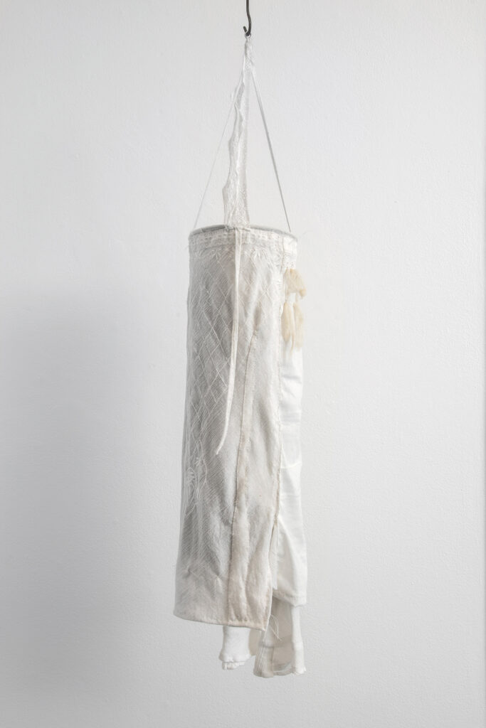Utstilling; I Utkanten, Kunstpunkt Lista, Agder Kunstsenter 28/2-2026 Verk forkant: Uavklart h 158 cm x b 111 cm. Hengende Objekt: med Armene på Innsiden Foto: Garman Aaberg Jarli