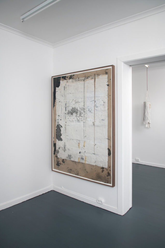 Utstilling; I Utkanten, Kunstpunkt Lista, Agder Kunstsenter 28/2-2026 Verk forkant: Uavklart h 158 cm x b 111 cm. Hengende Objekt: med Armene på Innsiden Foto: Garman Aaberg Jarli