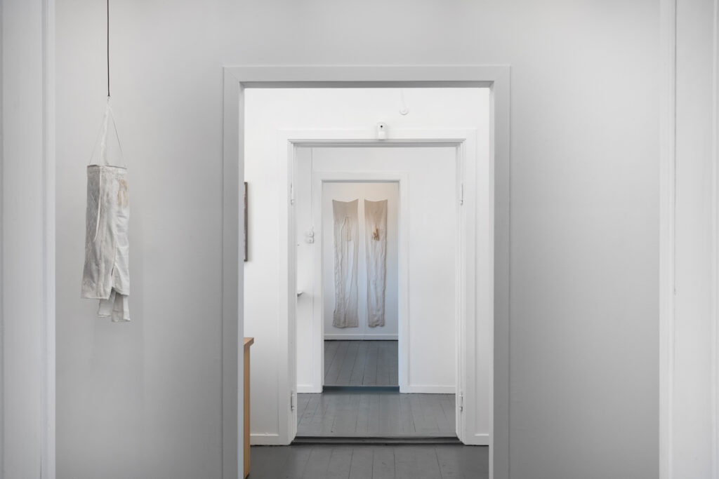 Utstilling; I Utkanten, Kunstpunkt Lista, Agder Kunstsenter 28/2-2026 Verk: Uskyld 1 og 2, h 180 cm x b 33 cm. Foto: Garman Aaberg Jarli