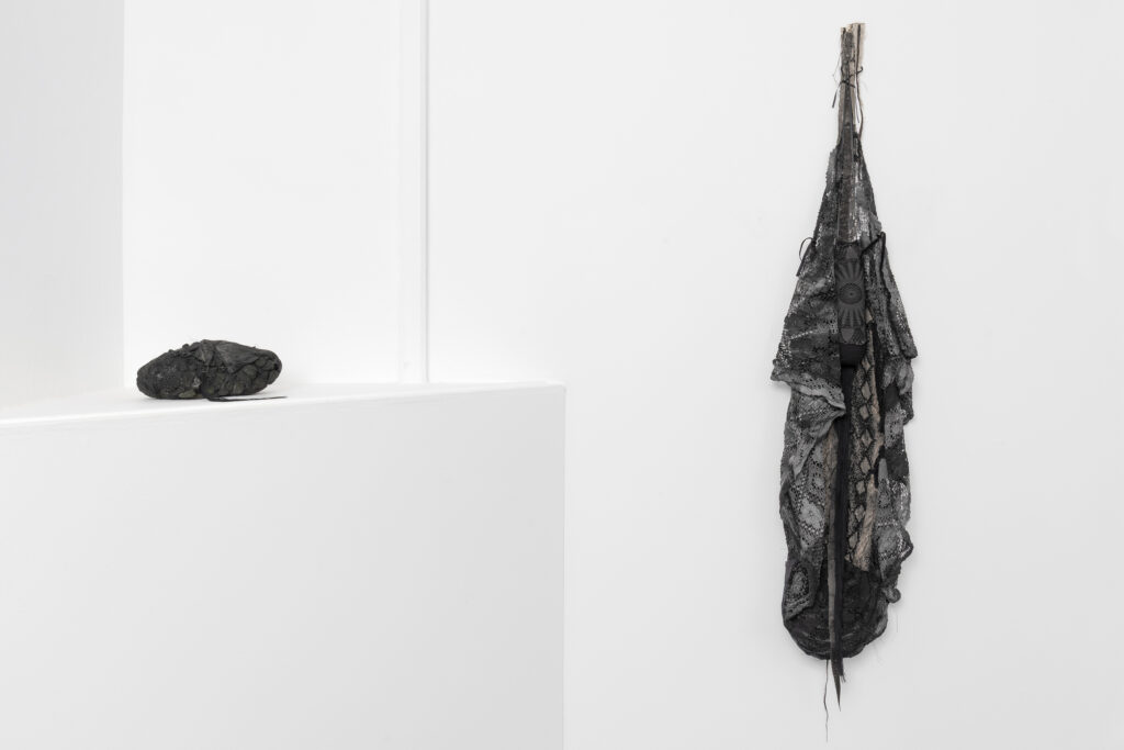 Utstilling; I Utkanten, Kunstpunkt Lista, Agder Kunstsenter 28/2-2026 Verk venstre: Det Usagte 2 h 5 cm x b 26 cm x d 8 cm. Verk høyre: Sorg h 142 cm x b 35 cm Foto: Garman Aaberg Jarli